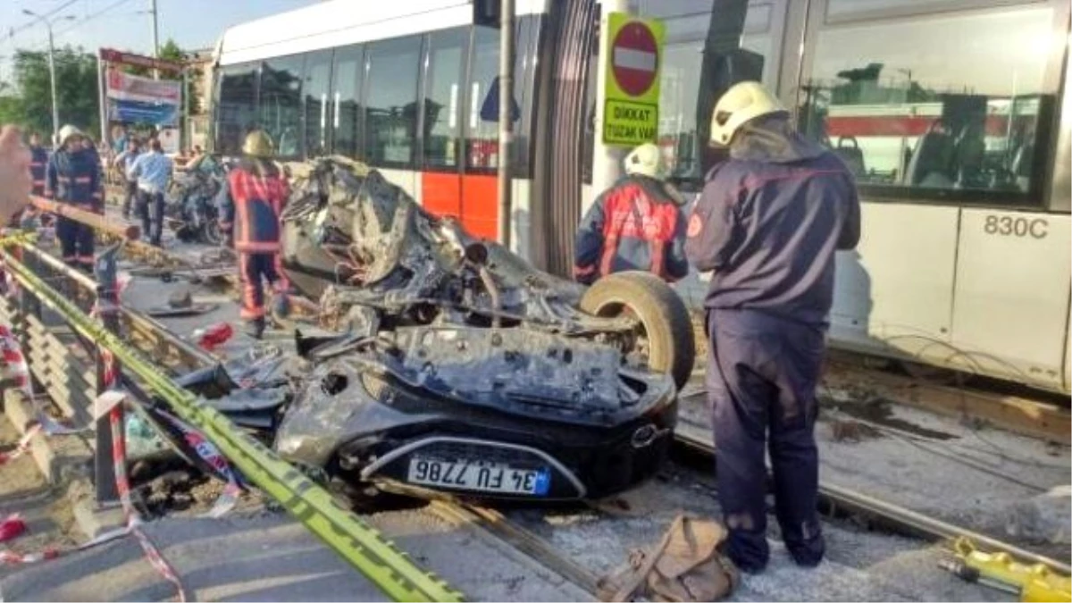 İstanbul\'da Feci Kaza! Tramvay Otomobili Biçti