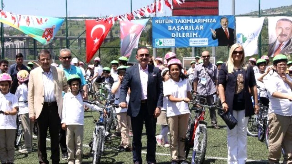 İzmit\'te 800 Öğrenciye Bisiklet Dağıtıldı