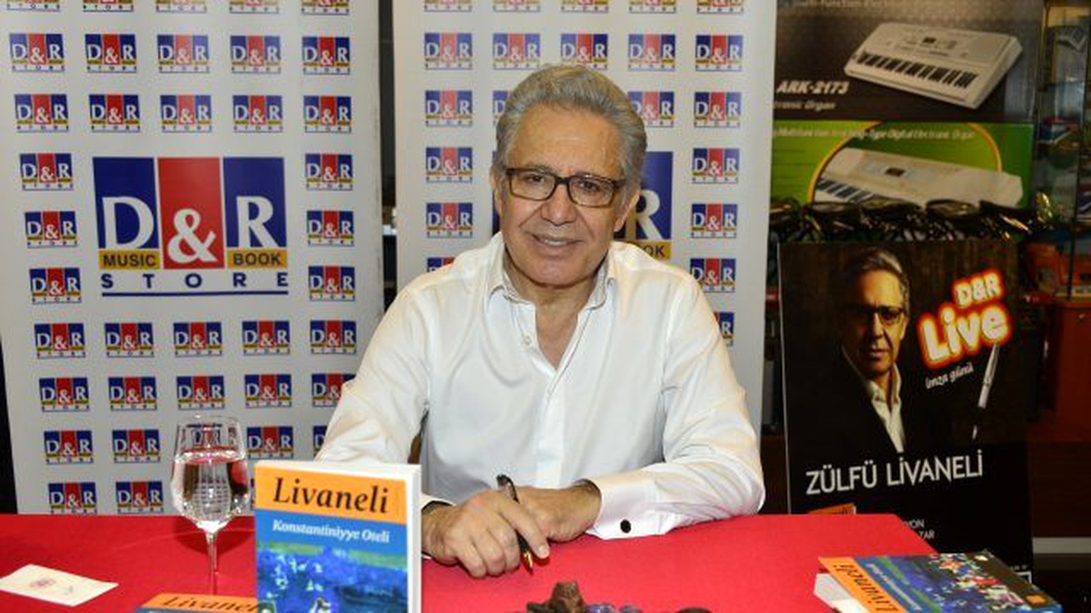 Kanyon D&R\'da Zülfü Livaneli İzdihamı Yaşandı