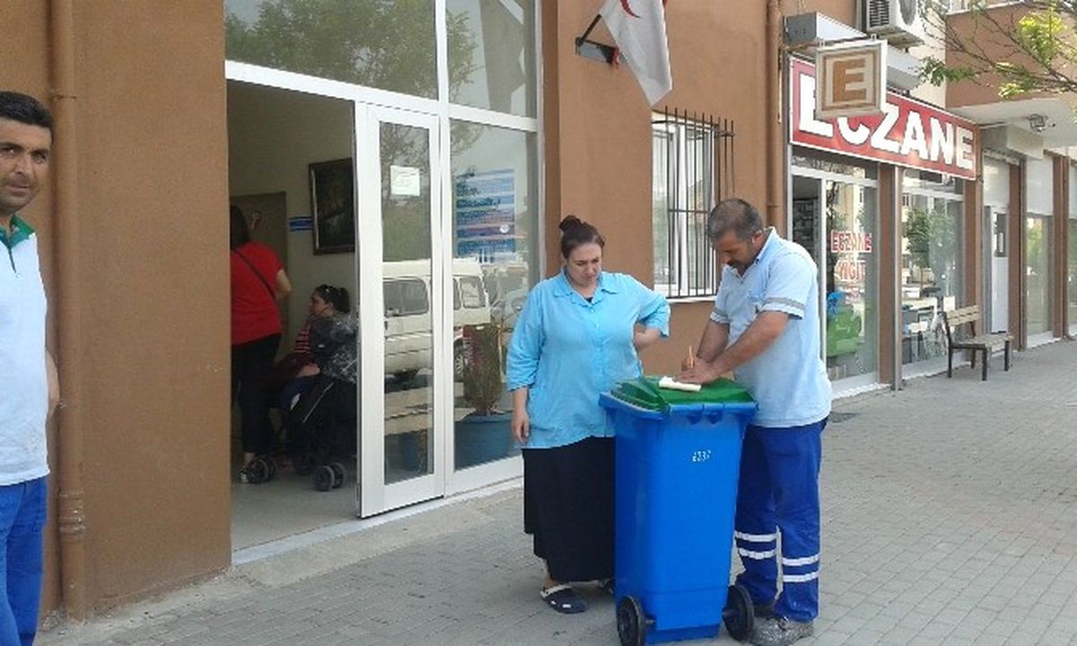 Kartepe\'de Plastik Çöp Kovası Dağıtımları Sürüyor
