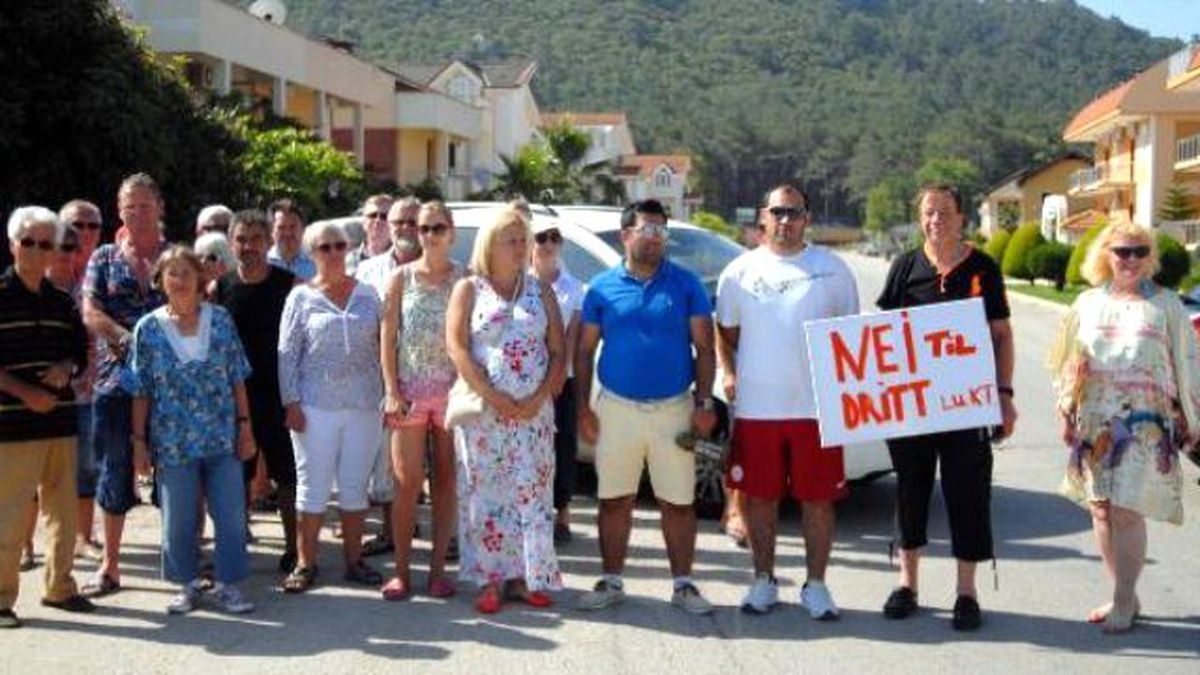 Kemer\'de Yabancılar Arıtma Kokusunu Protesto İçin Yol Kapattı