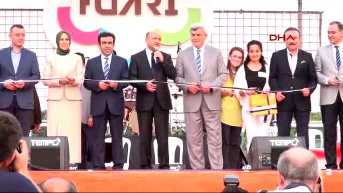 Kocaeli Dün Akşam Açılan Kocaeli Fuarı\'nın İlk Sanatçısı Zara Oldu