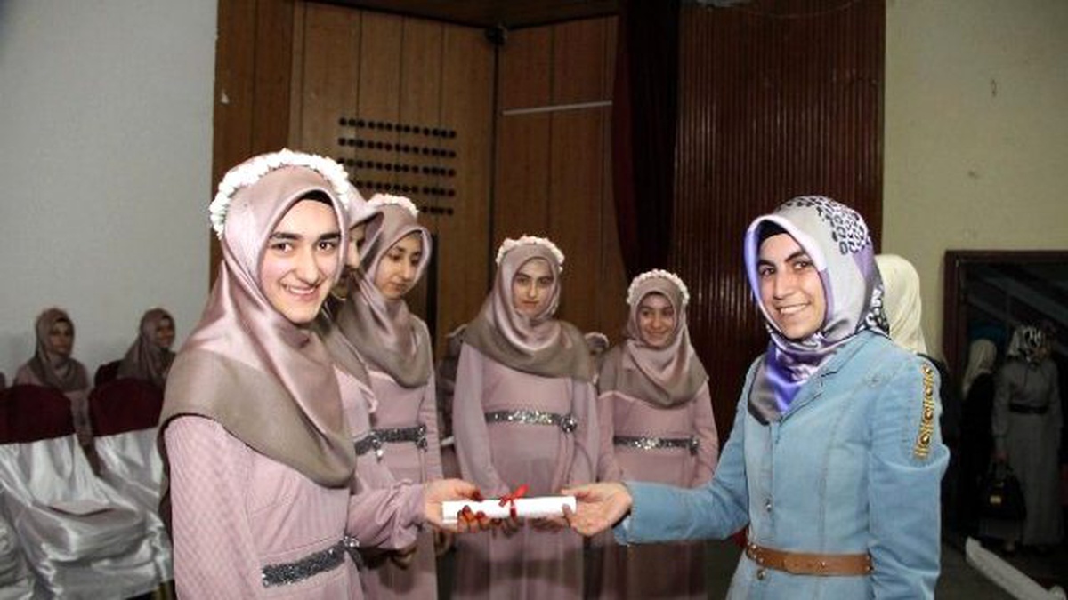Kur\'an-ı Kerim Yıldızları Tac\'larını Giydiler