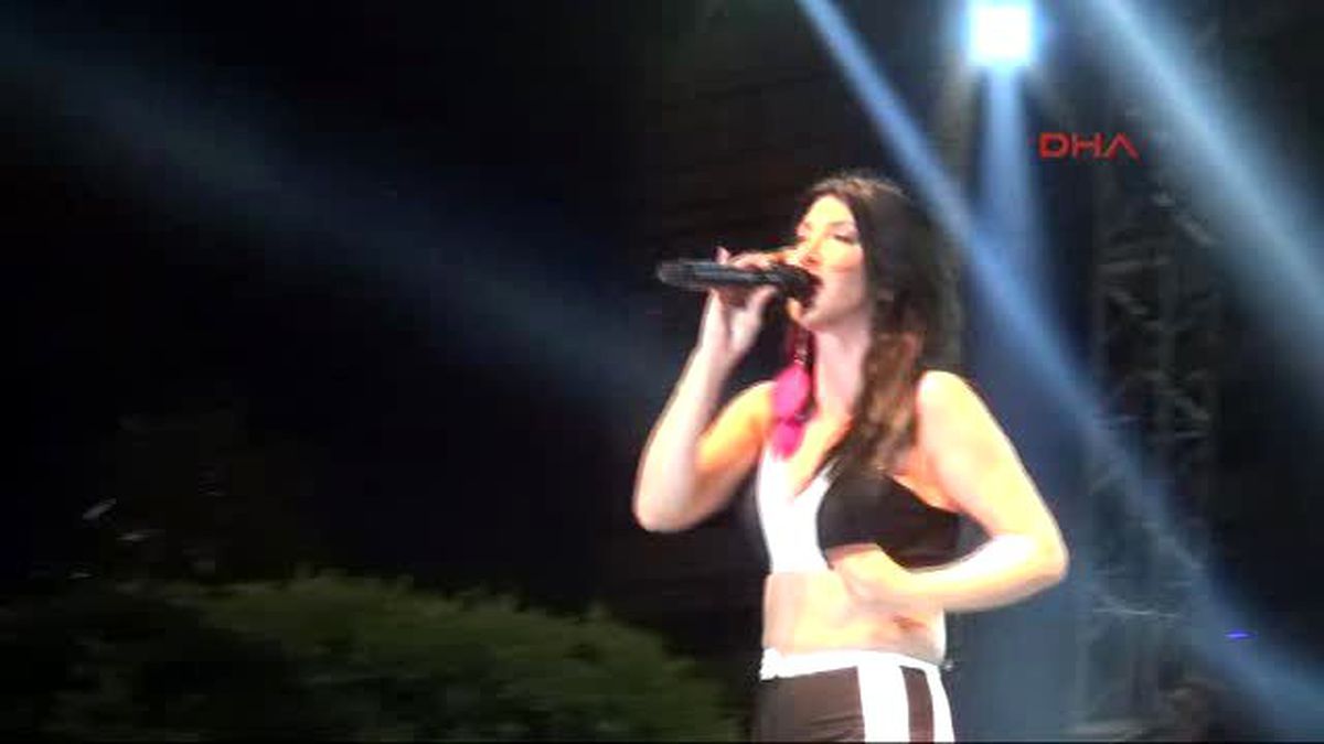 Mersin - Hande Yener\'den Rötarlı Konser