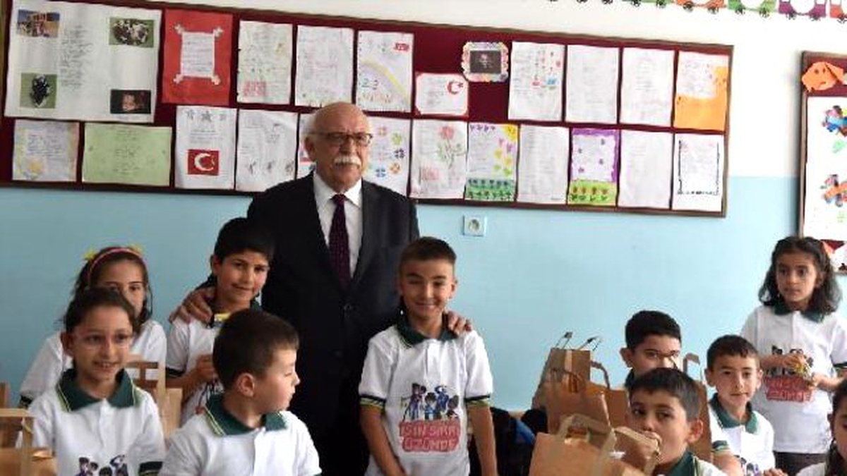 Milli Eğitim Bakanı Avcı, Okulda Kuru Üzüm Dağıttı