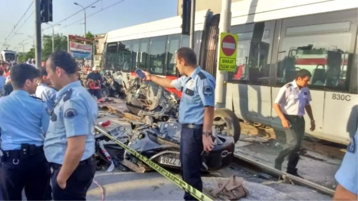 Güngören\'de Tramvay Otomobille Çarpıştı: 2 Yaralı