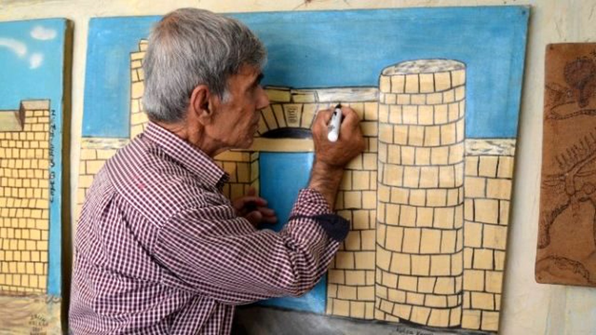 Resim Yaparak Çocuklarını Okutuyor