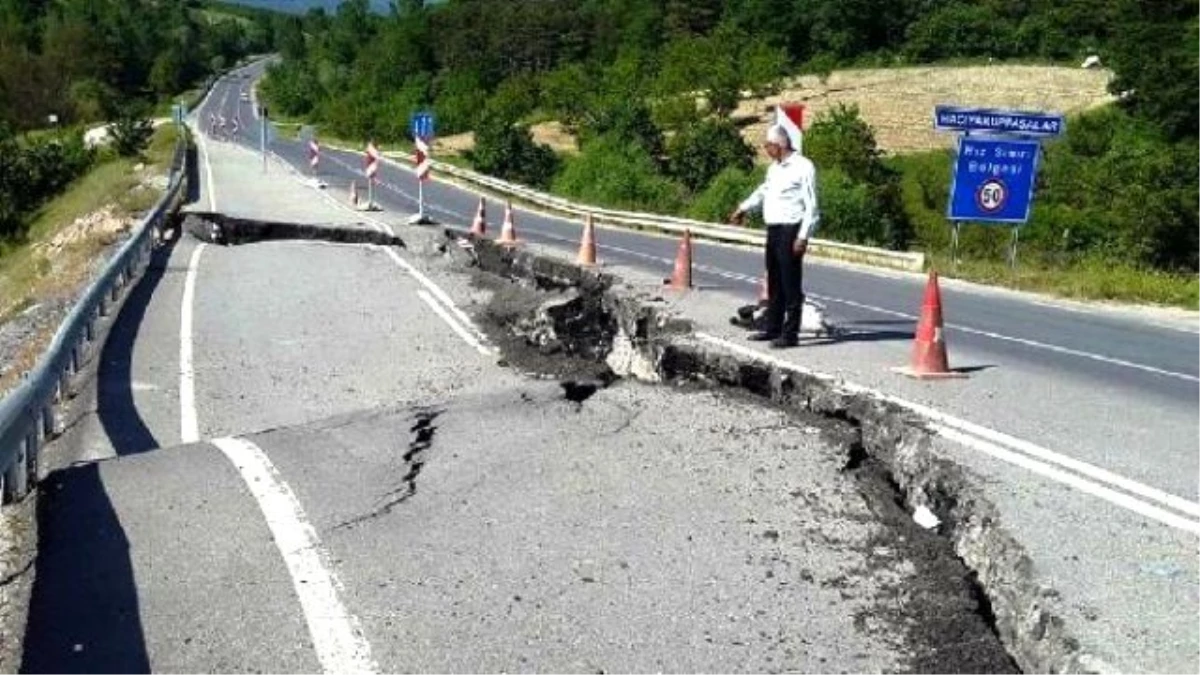 Sakin Şehir\' Taraklı\'nın Yolu Çöktü