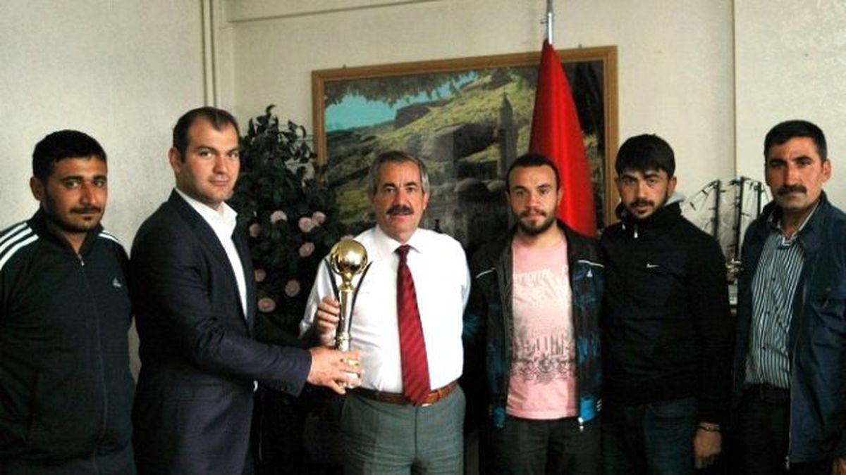 Şampiyonluk Kupası Başkan Gürsoy\'a Hediye Edildi