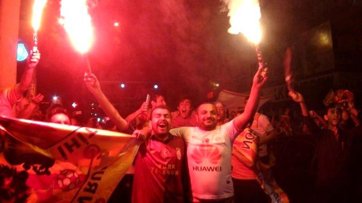 Şanlıurfa\'da Galatasaraylı Taraftarların Şampiyonluk Coşkusu