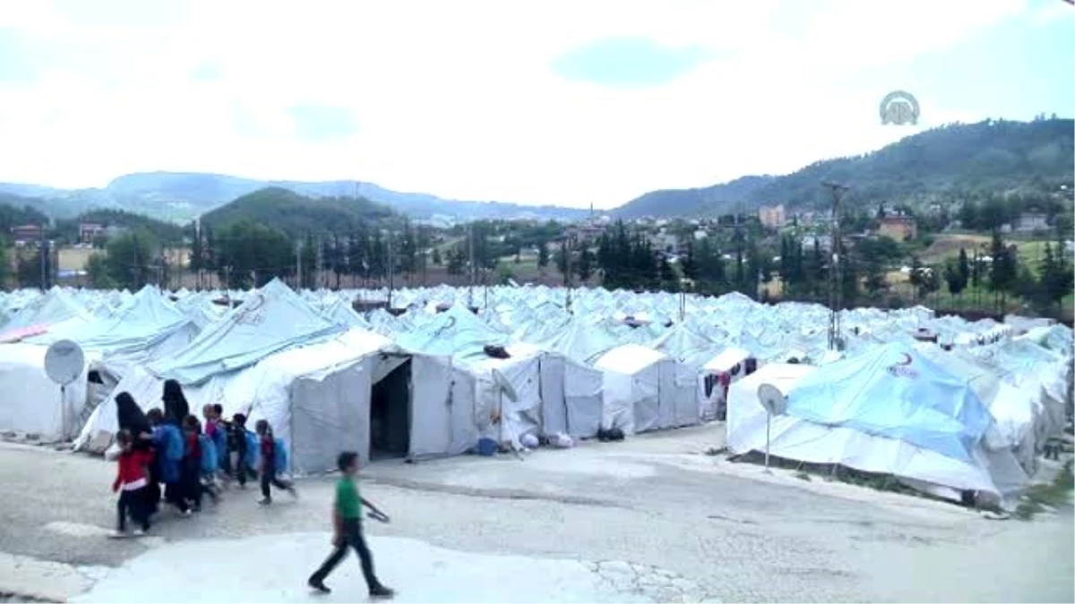 Suriyeli Yetimler Babalarının Kıyafetleriyle Teselli Buluyor