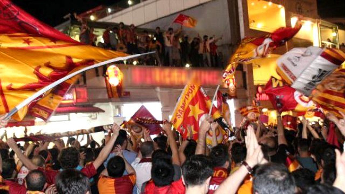 Taksim Meydanı\'ndaki Kutlamalar Gecenin İlerleyen Saatlerine Kadar Sürdü