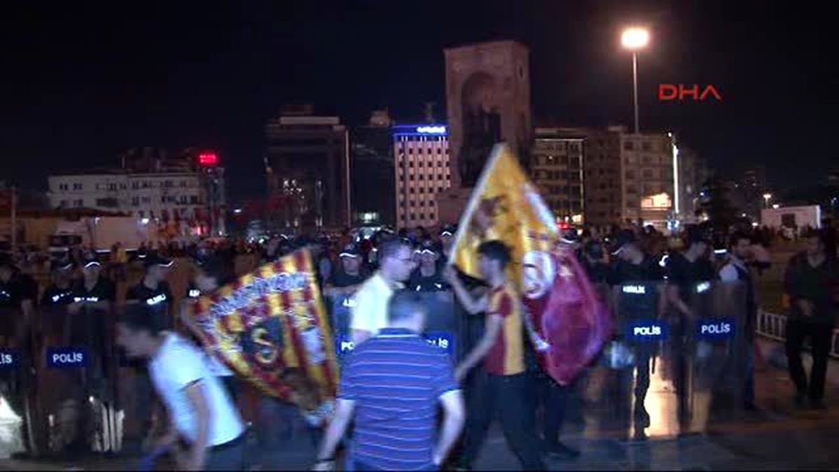 Taksim Meydanı\'ndaki Kutlamalar Gecenin İlerleyen Saatlerine Kadar Sürdü