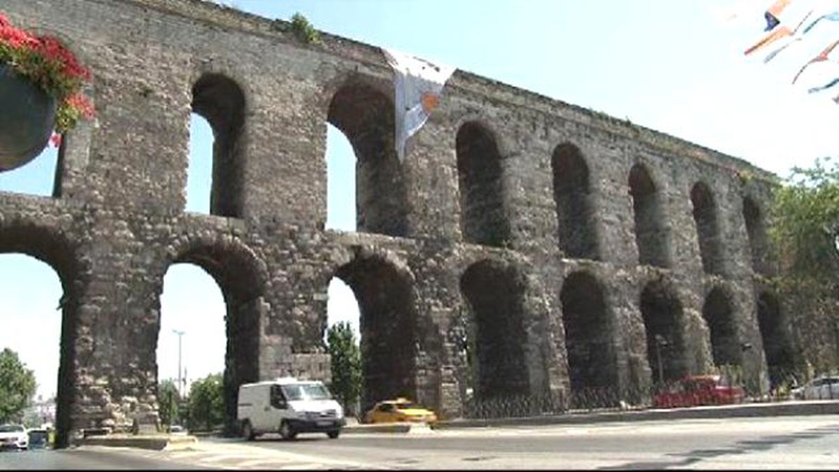 Tarihi Kemere Asılan Dev Pankart Kaldırılda, Küçük Pankartlar Asıldı