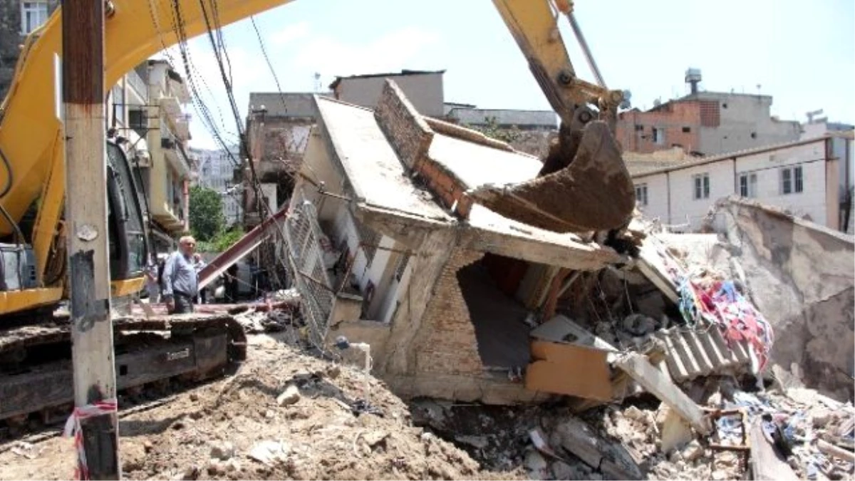 Temel Kazısında Toprak Kaydı, Bir İş Yeri Yıkıldı