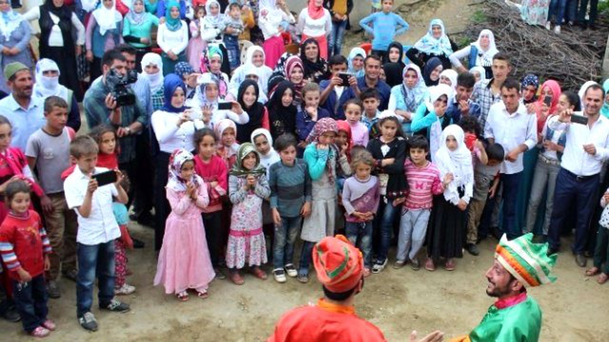 Tiyatro Ekibi Köy Düğününe Denk Gelirse