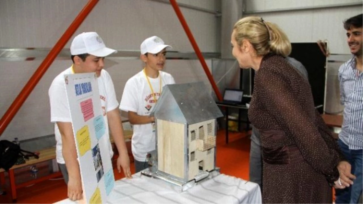 AK Parti Milletvekili Adayı, Bilim Fuarında Çocukların Projelerine Hayran Kaldı
