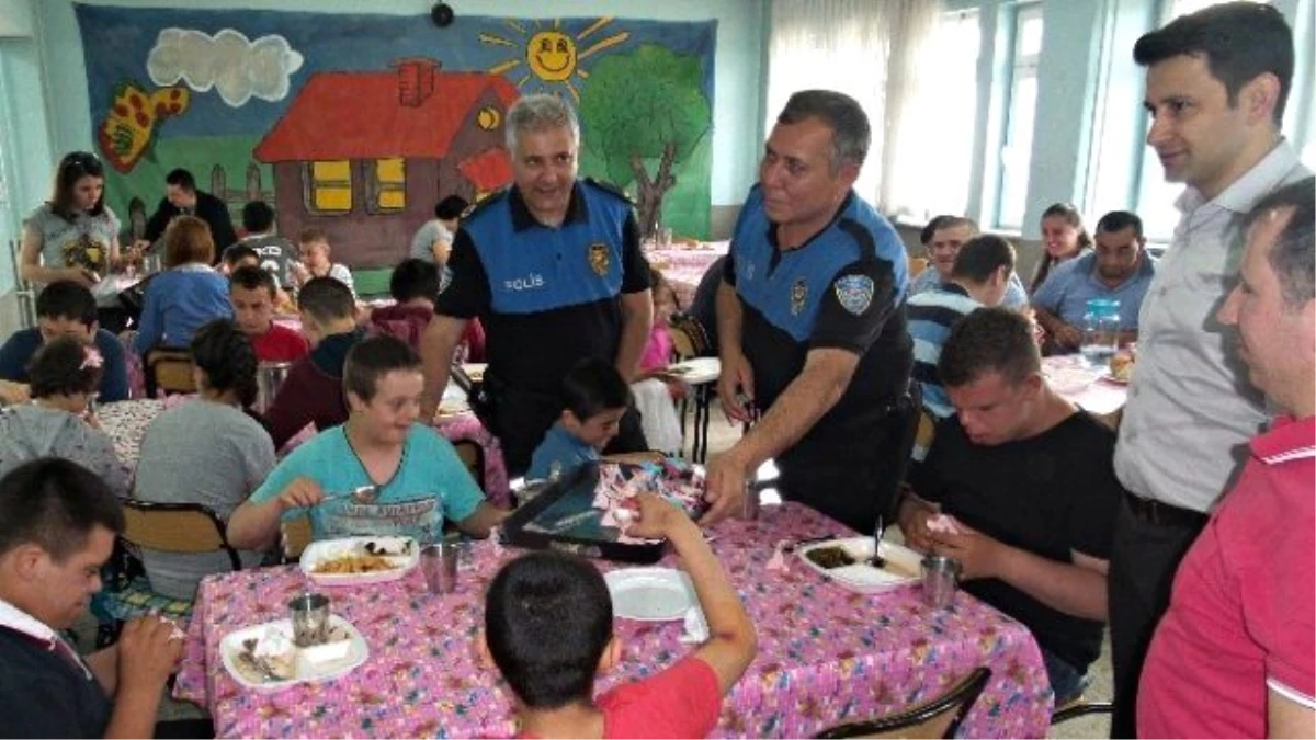 Bartın Polisinden Engelli Öğrencilere Lokum İkramı