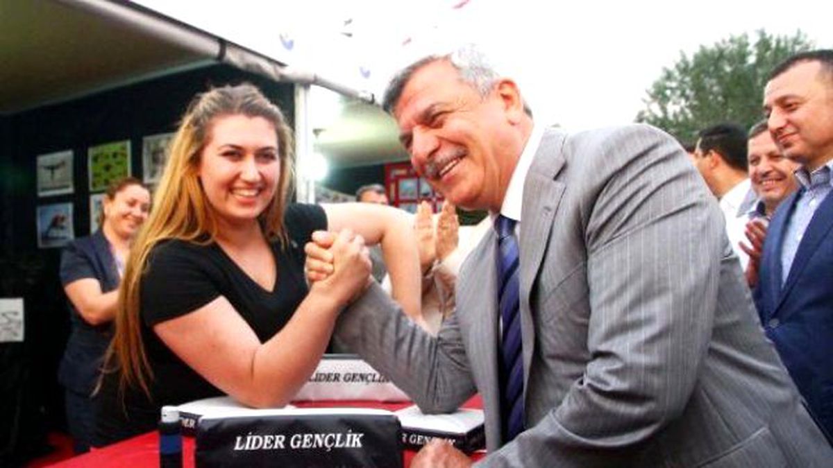 Başkan Karaosmanoğlu, Türkiye Bayanlar Bilek Güreşi Şampiyonu ile Bilek Güreşine Tutuştu