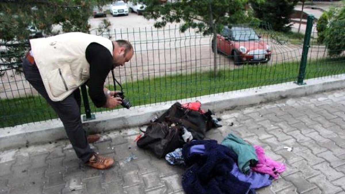 Bomba Korkusu Yaratan Çantadan Kıyafetler Çıktı