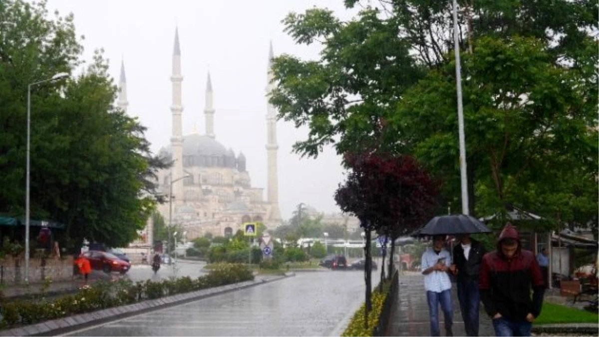 Edirne\'de Sağanak Yağış Etkili Oldu