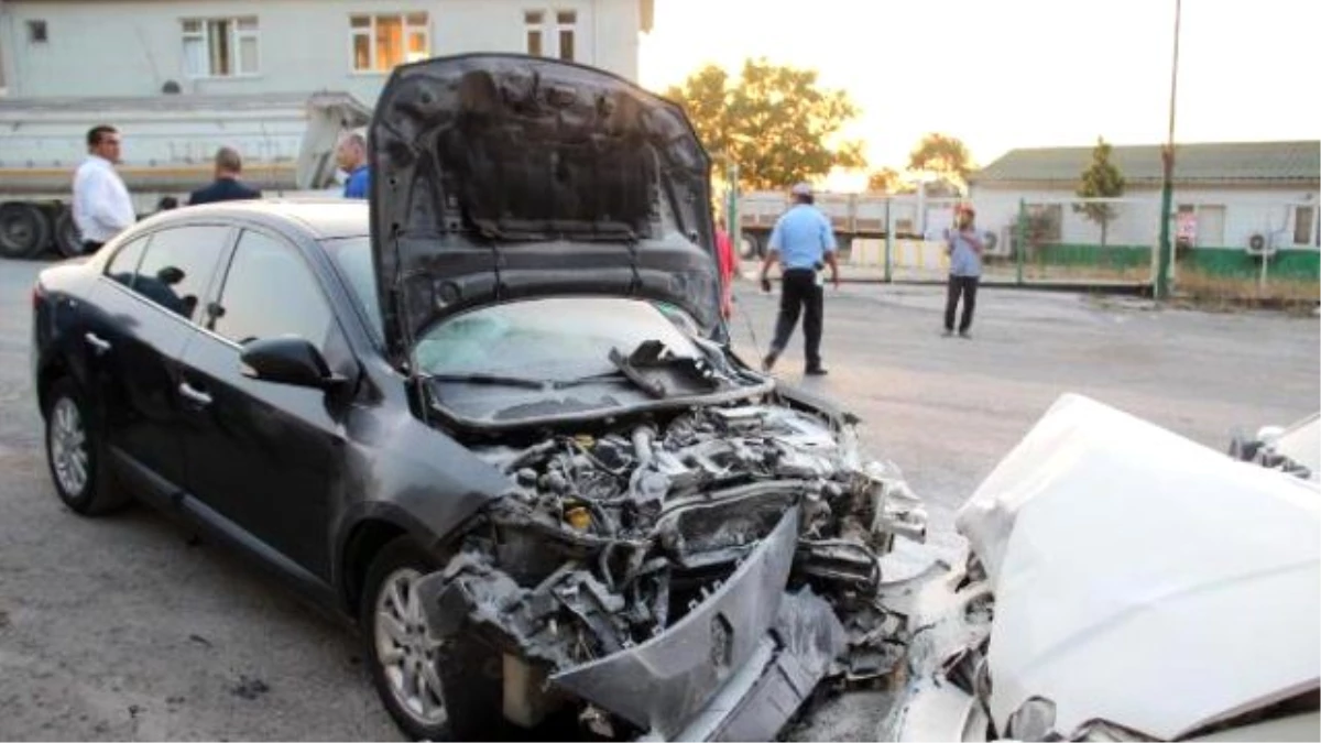 Ereğli\'de CHP\'li Başkanan Makam Otomobili Kaza Yaptı: 5 Yaralı
