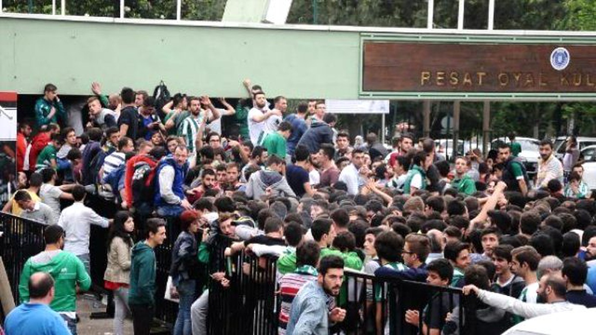 Galatasaray-Bursaspor Bileti İçin Geceyi Kuyrukta Geçirdiler (2)
