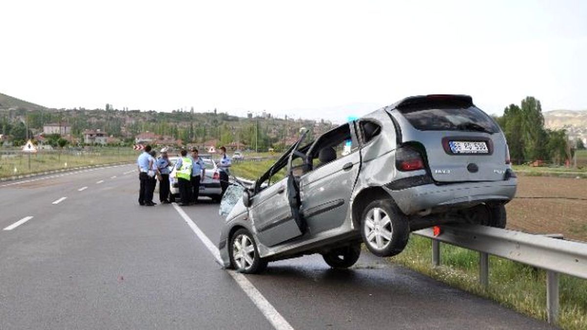 Gemerek\'te Trafik Kazası: 3 Yaralı