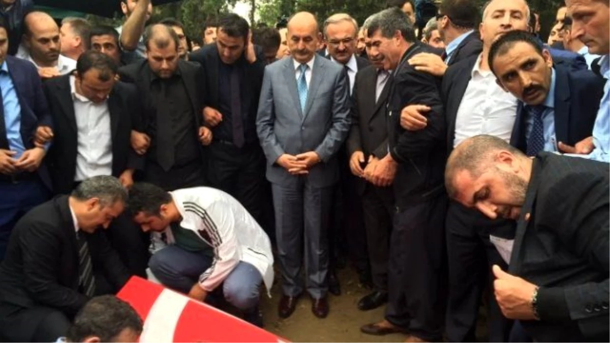 AK Partili Başkan\'ın Cenazesinde Gözyaşları Sel Oldu