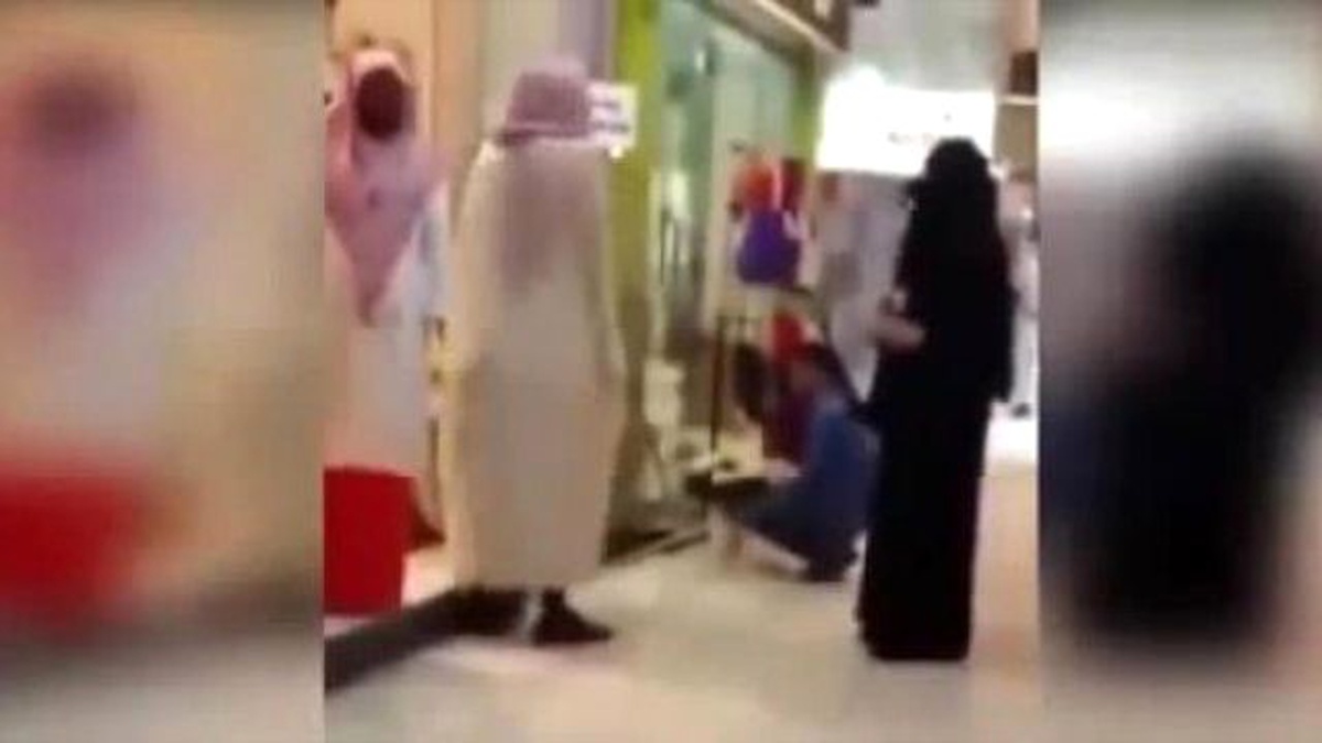 Kara Çarşaflı Kadın "Elleri Çıplak" Diye Alışveriş Merkezinden Kovuldu