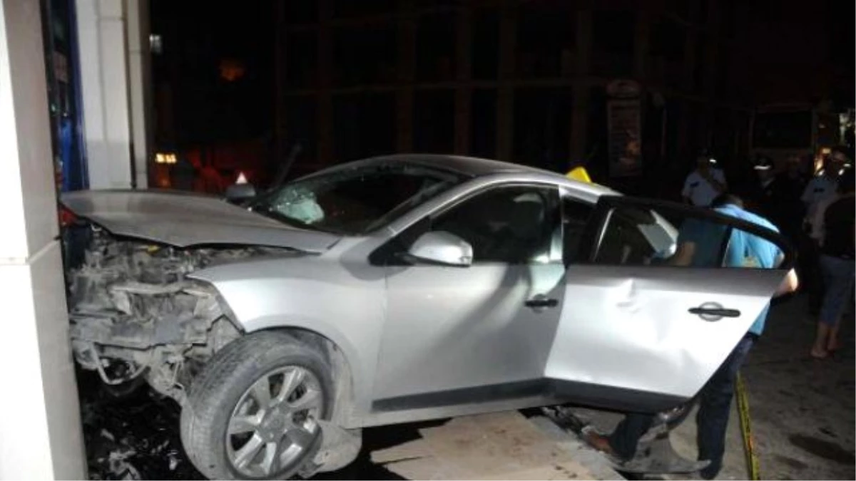 Kurşunlanan Otomobil Kaza Yaptı: 4 Yaralı