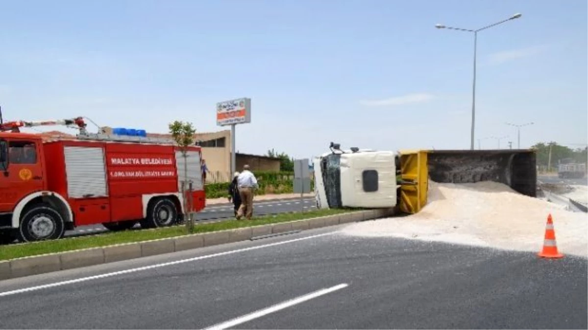 Mıcır Yüklü Kamyon Yan Yattı