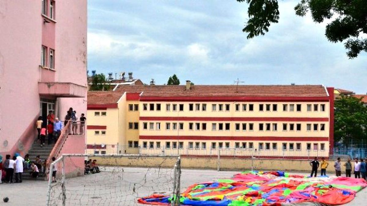 Okul Bahçesinde Akıl Almaz Kaza
