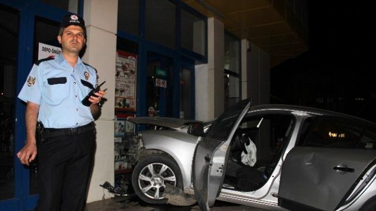 Silahla Ateş Açılan Otomobil Başka Bir Otomobille Çarpıştı: 4 Yaralı
