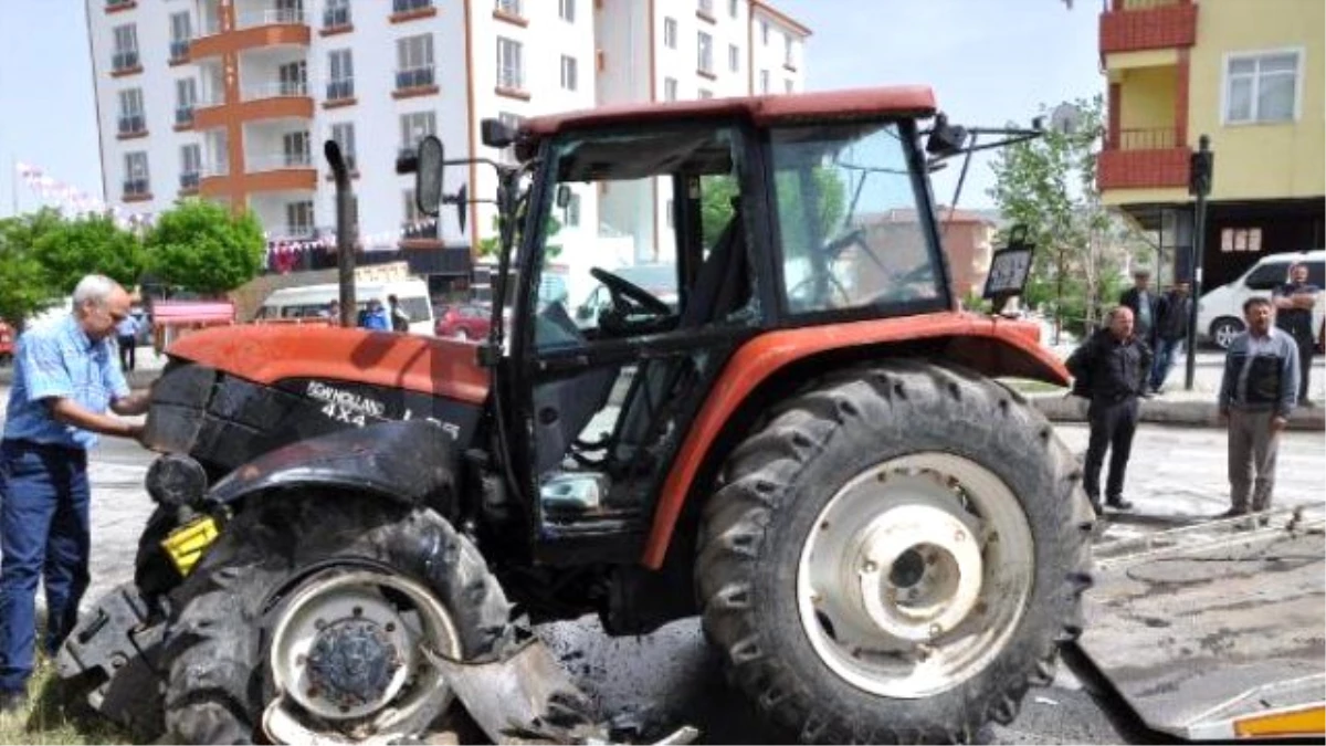 Sorgun\'da Minibüs Traktörle Çarpıştı: 6 Yaralı
