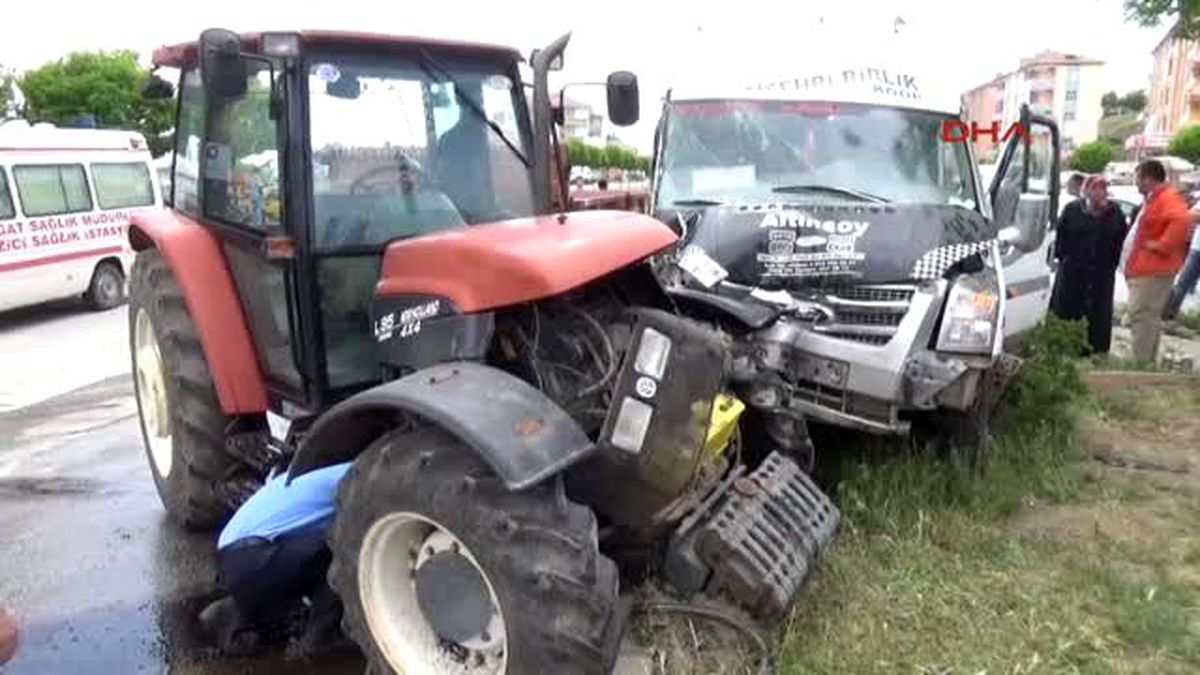 Sorgun\'da Minibüs Traktöre Çarpıştı: 6 Yaralı