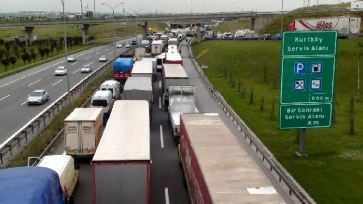 TEM\'de Devrilen TIR 25 Kilometrelik Araç Kuyruğuna Yol Açtı