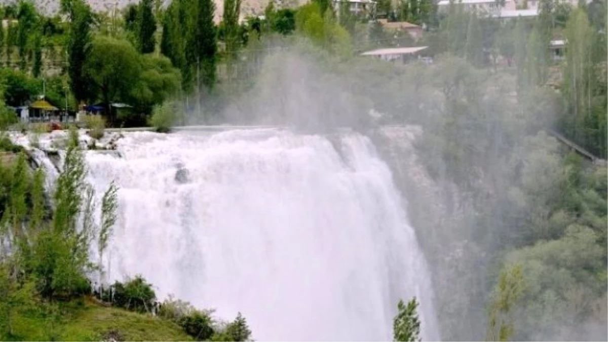 Tortum Şelalesi, Yerli ve Yabancı Turistlerin Akınına Uğramaya Başladı