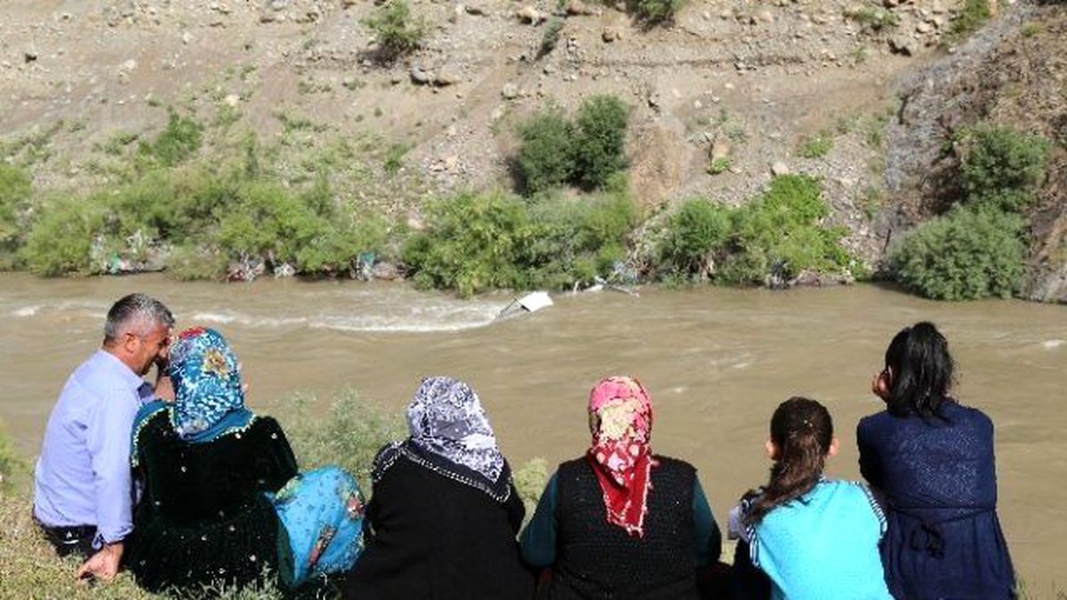 Zap Suyuna Araç Yuvarlandı: İki Kayıp