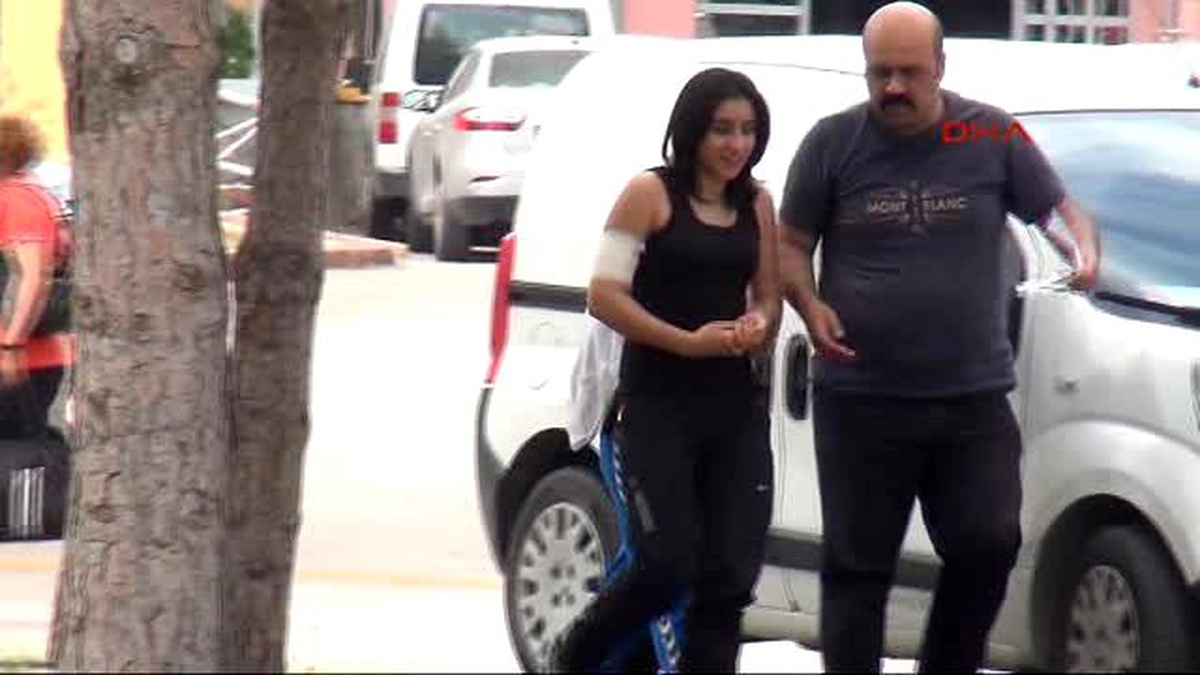 Adana Yurttan Kaçmaya Çalışan Kızın Koluna Demir Korkuluk Battı