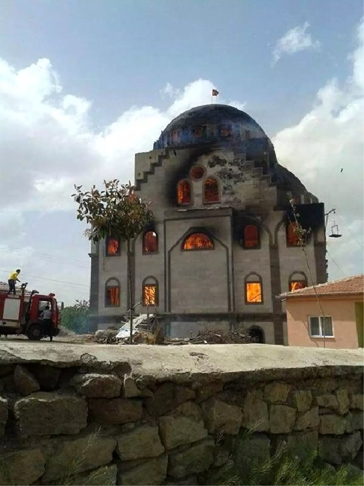 Aksaray\'da Cami Yandı