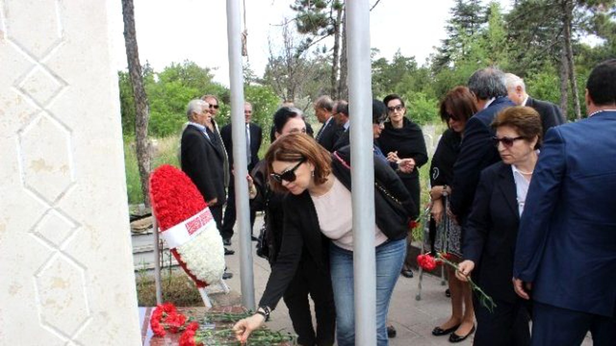 Azerbaycan Cumhuriyeti\'nin Kurucusu Mezarı Başında Anıldı