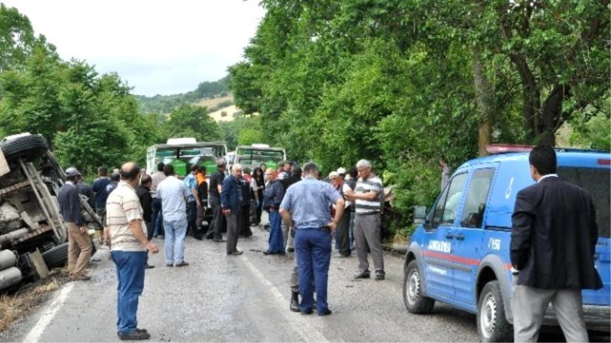 Balıkesir\'de Traktörle Tanker Çarpıştı: 3 Ölü