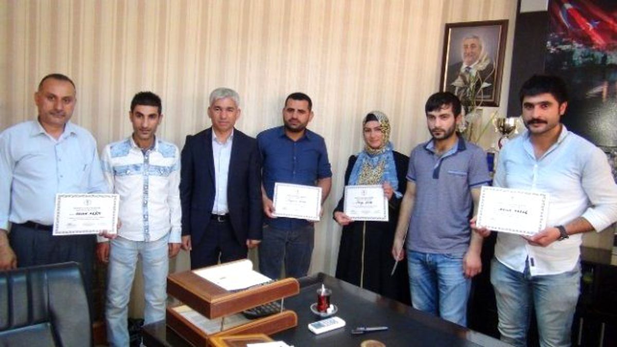 Batman\'da Seminere Katılan Berber ve Kuaförlere Katılım Belgesi Verildi