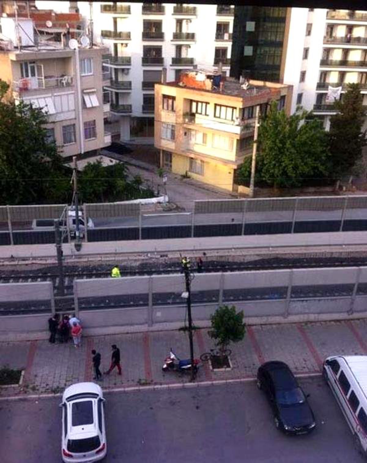 Beton Mikserinin Devirdiği Beton Ses Perdesi Trenin Üzerine Düştü