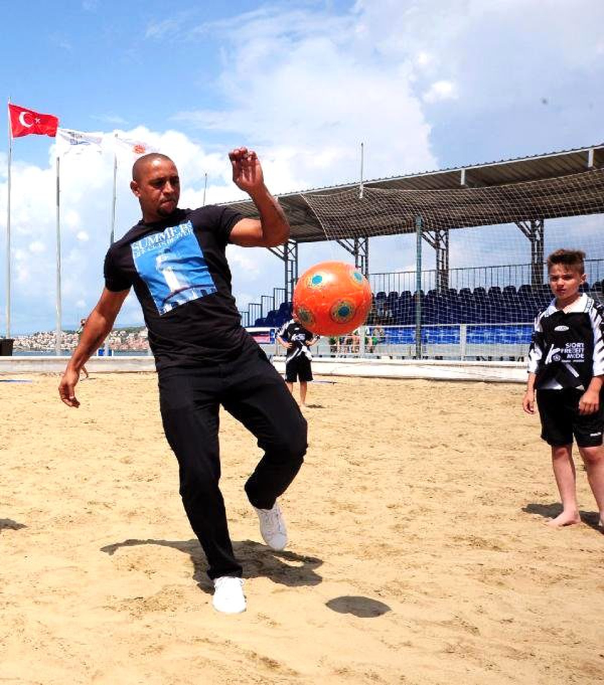 Çocuk Futbol Turnuvası Kupasını Roberto Carlos Verdi