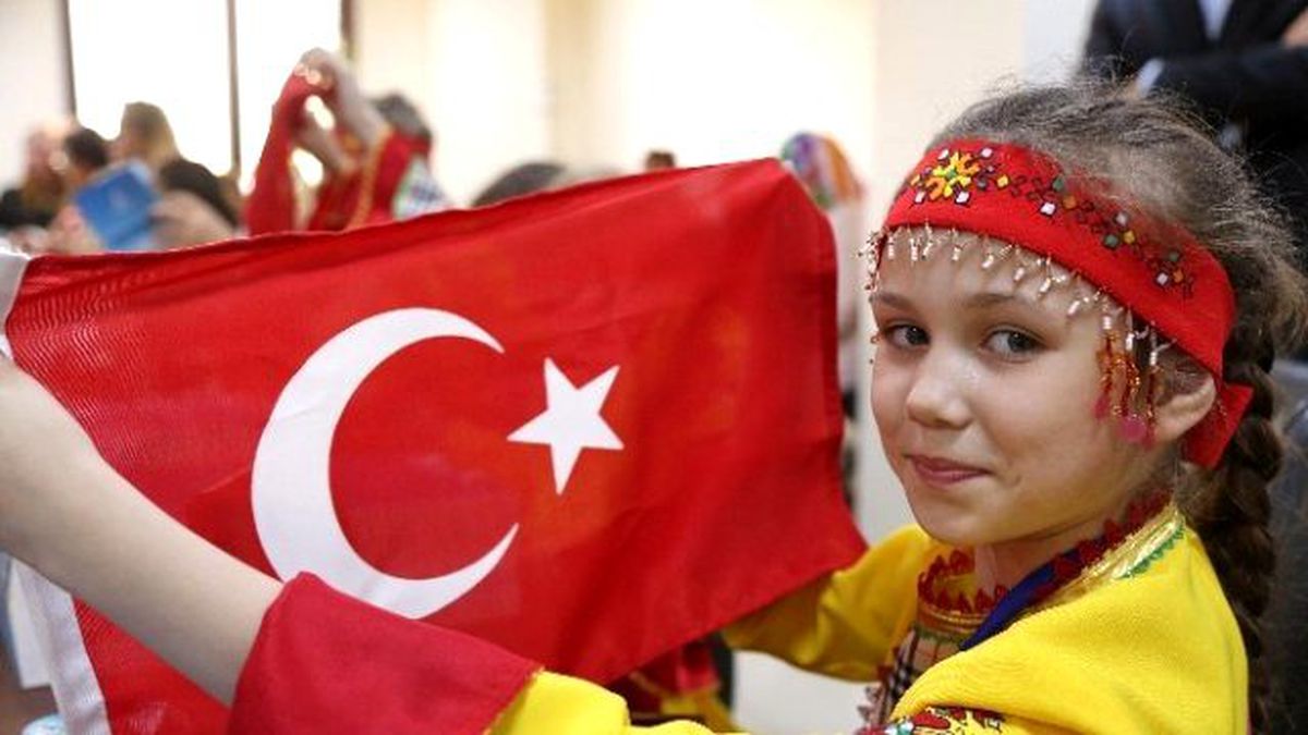 Çuvaşistanlı Öğrenciler, Başakşehir Belediyesi\'ni Ziyaret Etti