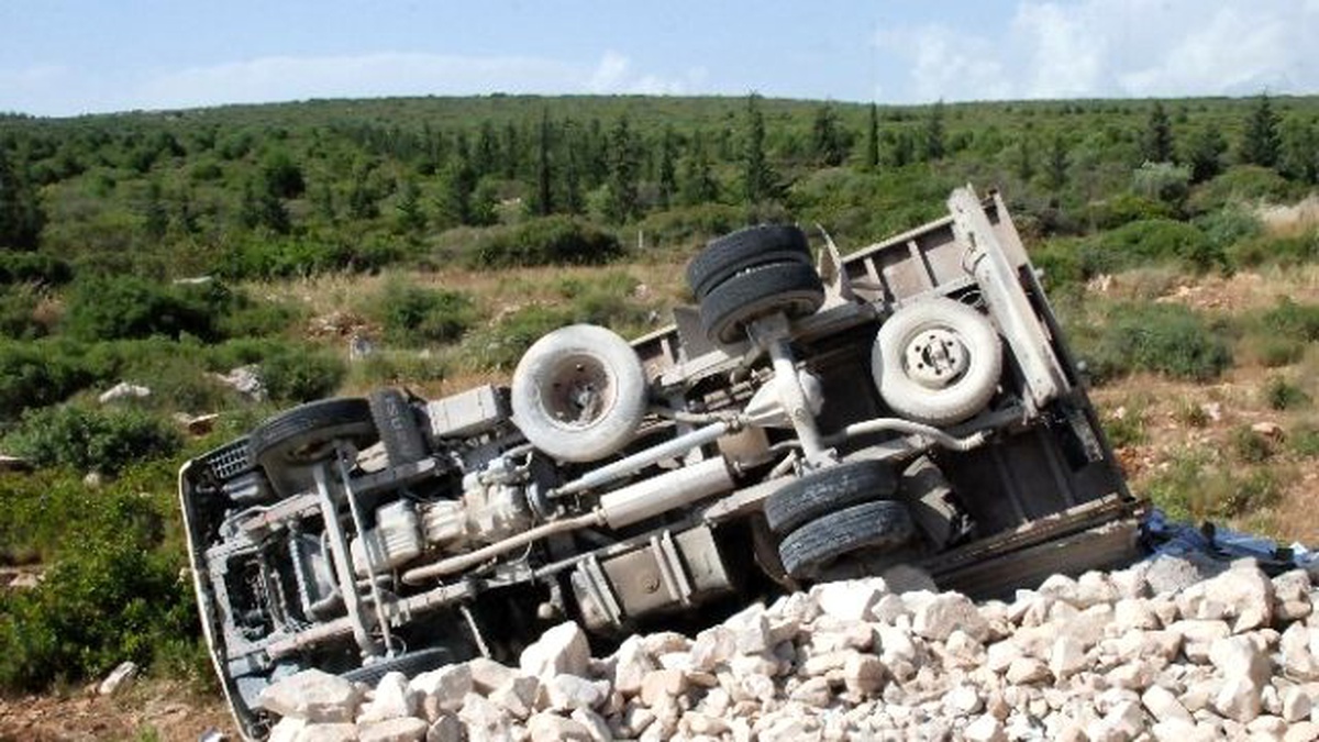 Didim\'de Lastiği Patlayan Kamyonet Yoldan Çıktı: 1 Yaralı