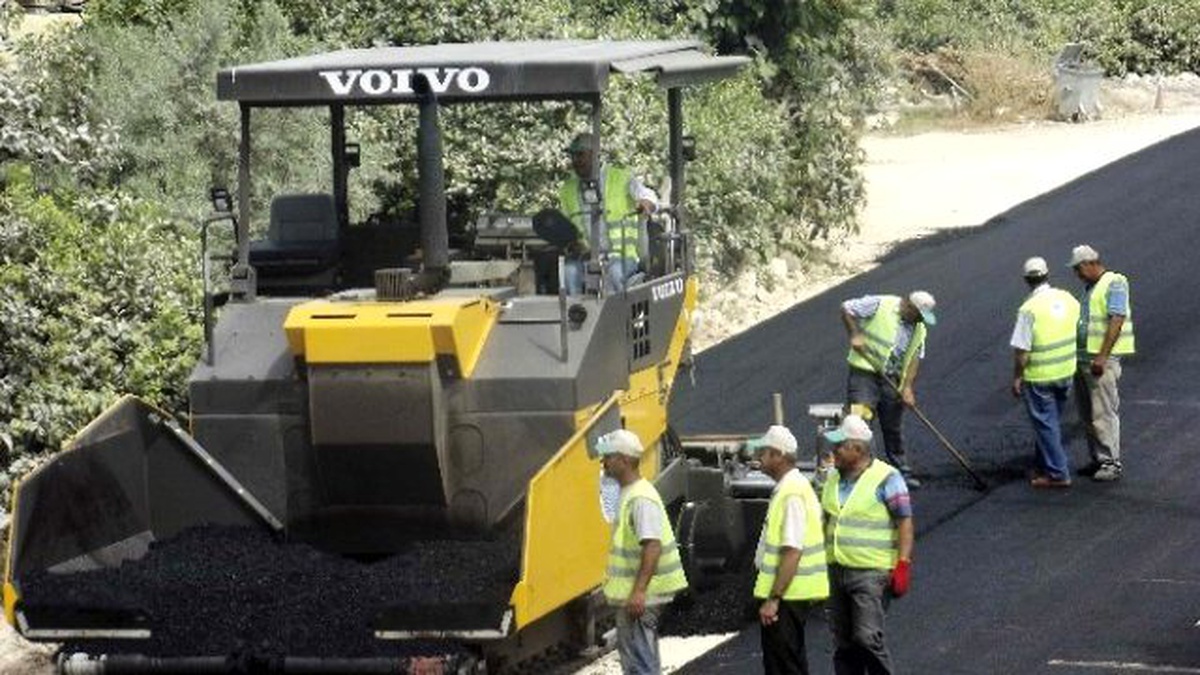 Erdemli\'de Çeşmeli-sarıyer Yolu Asfaltlanıyor