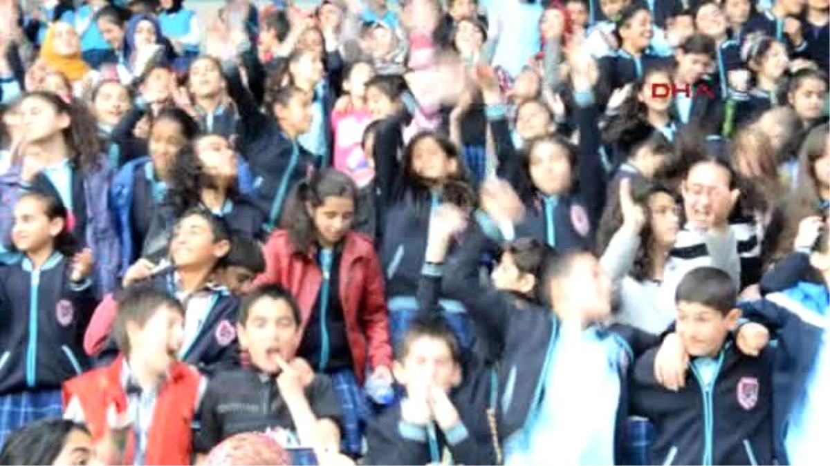 Erzurum 10 Bin Ortaokul Öğrencisi Stadyumda Kitap Okudu